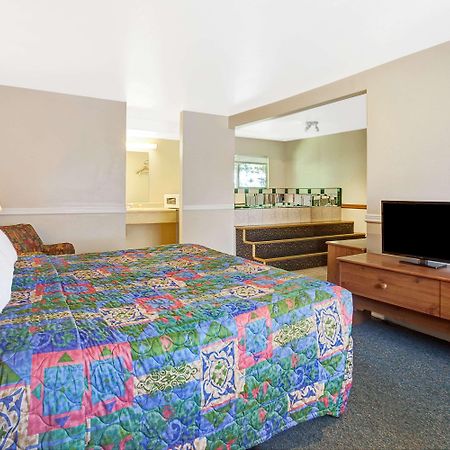 Days Inn By Wyndham Everett Dış mekan fotoğraf