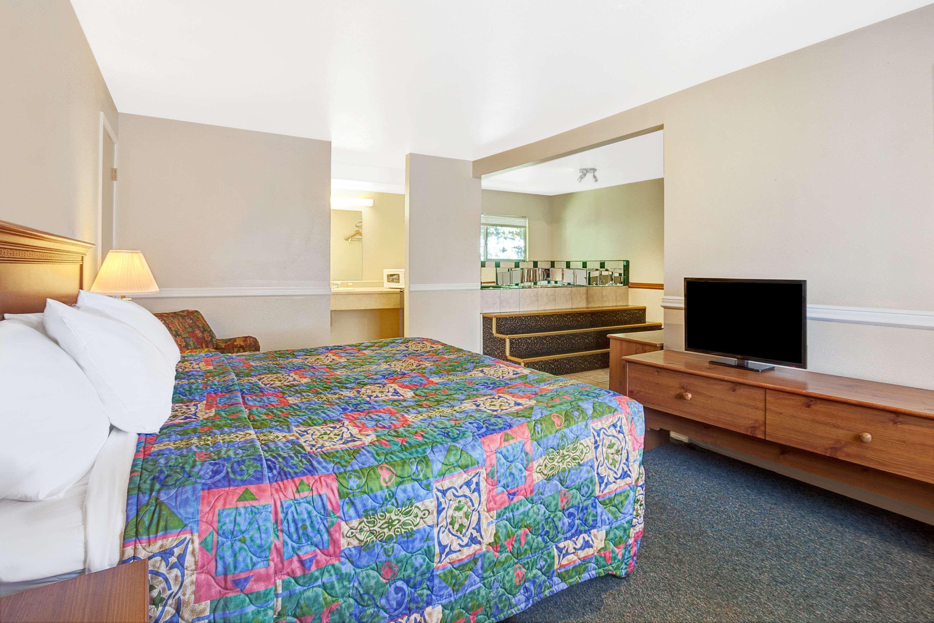 Days Inn By Wyndham Everett Dış mekan fotoğraf